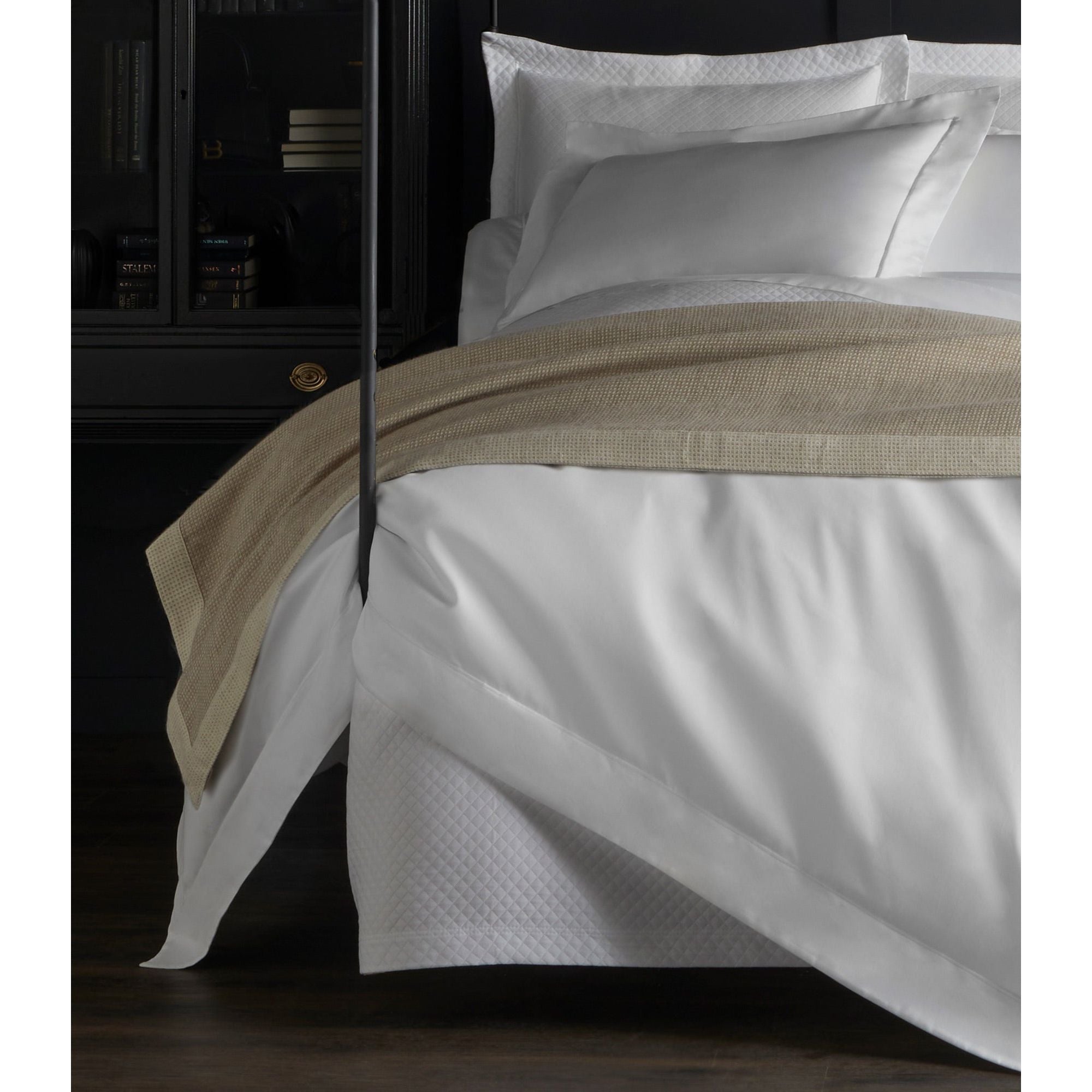 Peacock Alley AGL -Q FLI Angelo White