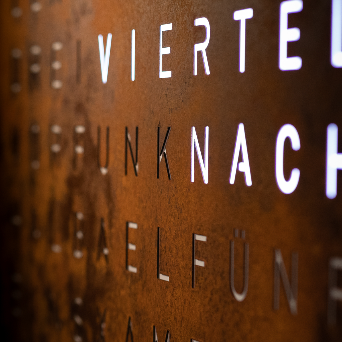 QLOCKTWO FCRT QLOCKTWO Earth 45 Frontcover Rust