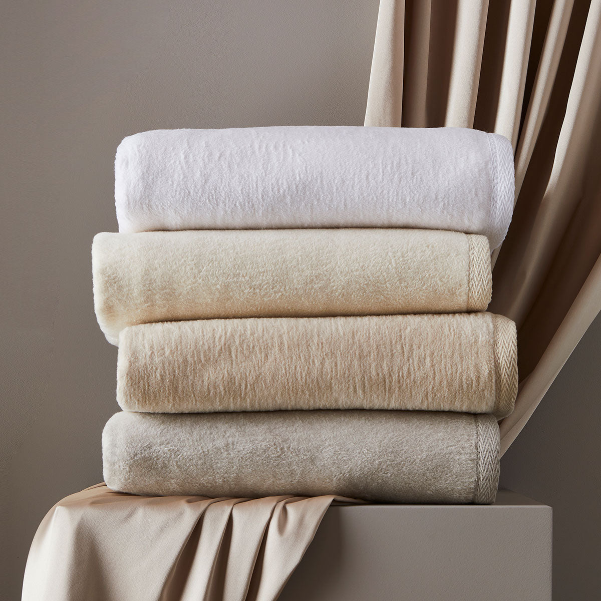 Peacock Alley AGL -SW6 FLI  Blankets Ivory